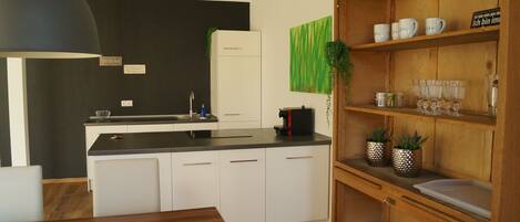 Geladeira, micro-ondas, fogão, cooktop