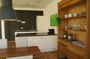 Réfrigérateur, four à micro-ondes, un four, surface de cuisson