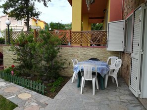 Outdoor dining - APARTMENT WITH VERANDA AND GARDEN + FERRY UNDER COST (Badesi)