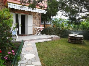 Terrace/patio - APARTMENT WITH VERANDA AND GARDEN + FERRY UNDER COST (Badesi)