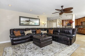 Een televisie en een open haard