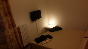 4 camere, una scrivania, insonorizzazione, ferro/asse da stiro