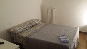 4 camere, una scrivania, insonorizzazione, ferro/asse da stiro