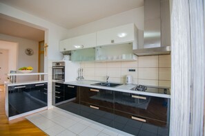 Fridge, oven, stovetop, dishwasher