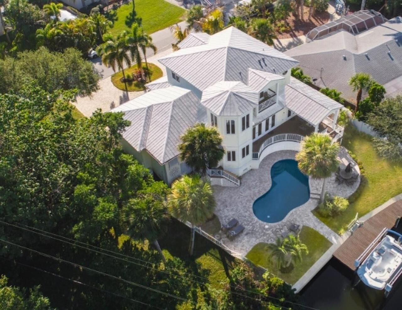 Private Canal Home , short Walk to Siesta Key Beach