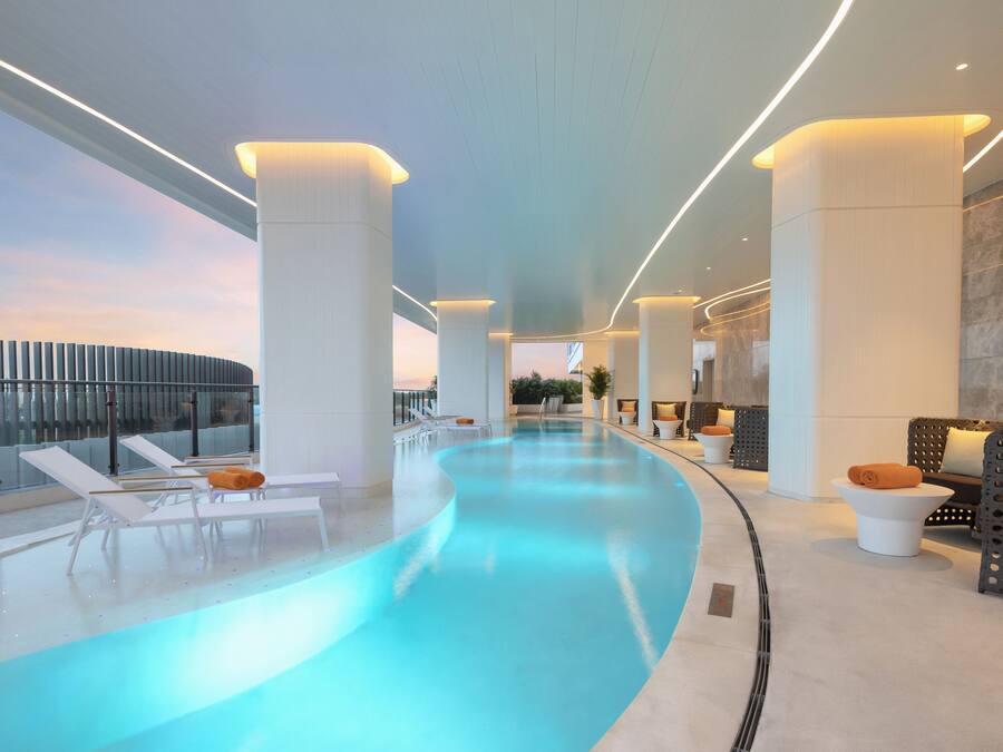 Piscina coberta, piscina a l'aire lliure, para-sols i gandules