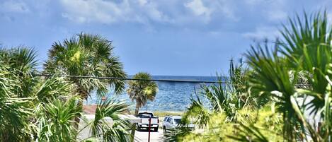 Parkeerplaatsen op het terrein, auto aanbevolen