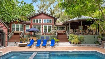 Utendørsbasseng og et oppvarmet basseng