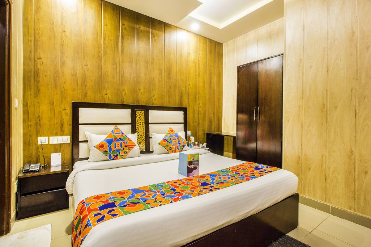 Desk, soundproofing, free WiFi, bed sheets