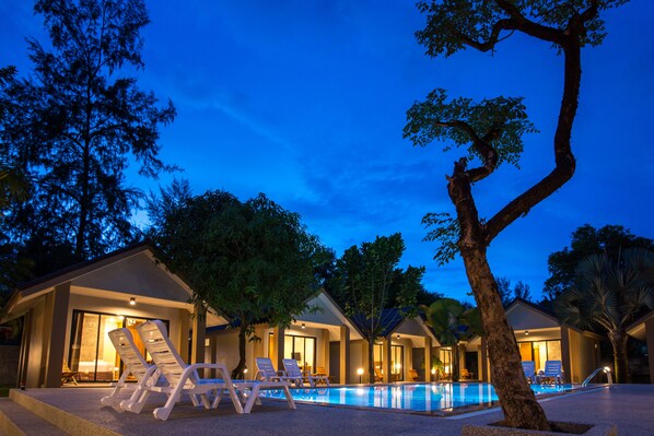 Outdoor pool, pool loungers