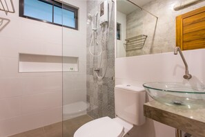 Shower, free toiletries, hair dryer, bidet - Light Khaolak Resort (Takua Pa)