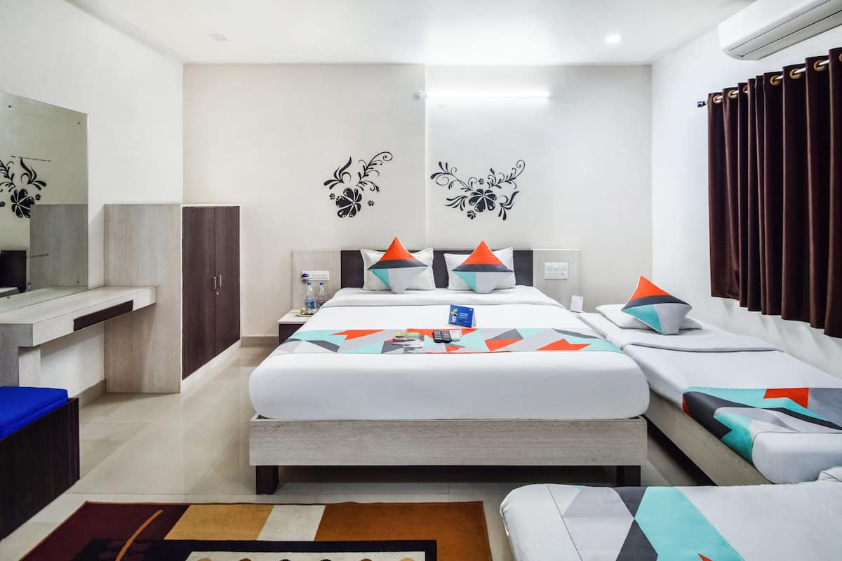 Una habitación de hotel con una cama grande, un escritorio y un armario.