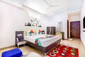 Meja kerja, kedap suara, Wi-Fi gratis, dan seprai linen