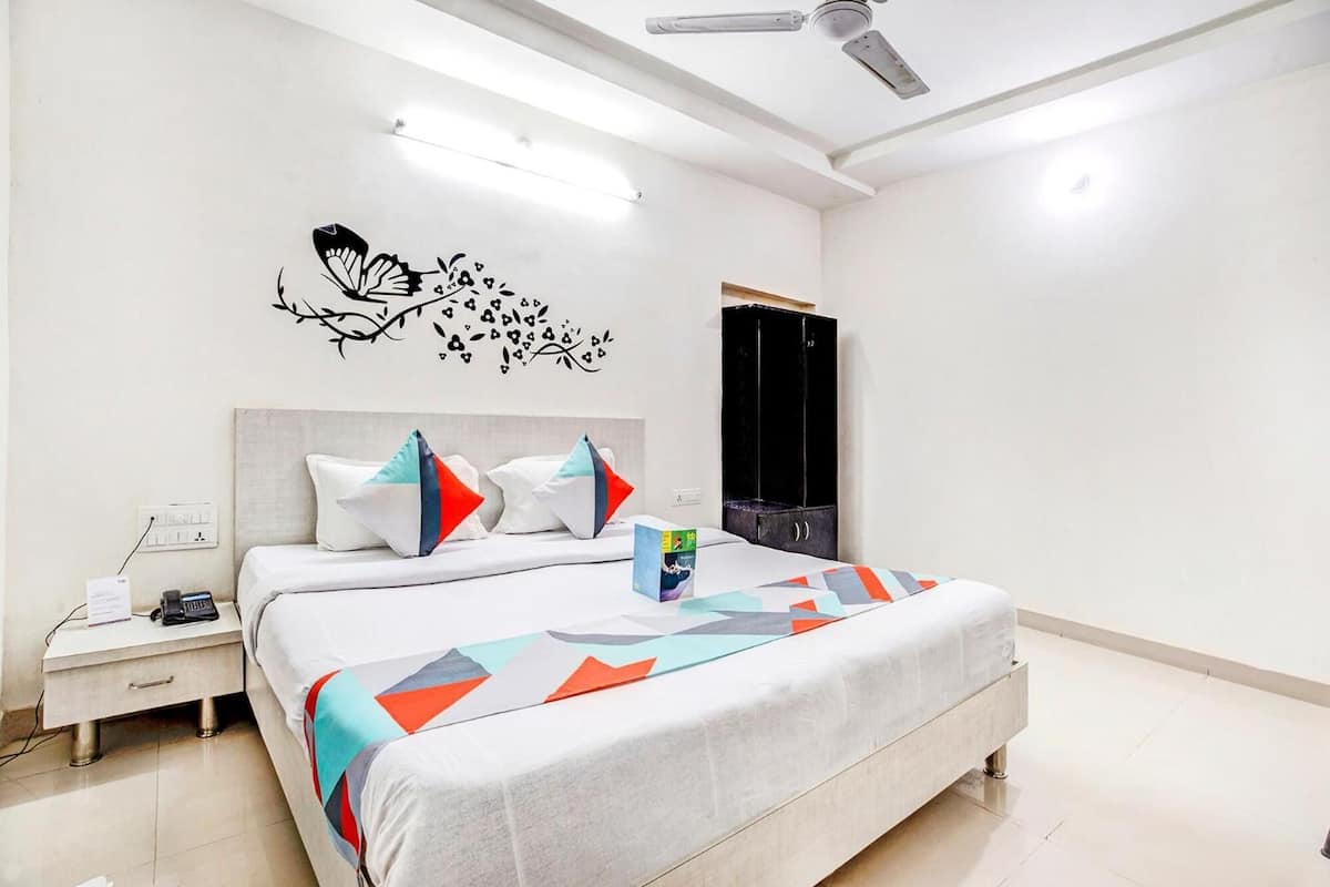 Un dormitorio con cama, mesita de noche y armario.