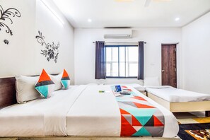 Desk, soundproofing, free WiFi, bed sheets - FabHotel Himanshi (Udaipur)