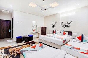 Escritorio, sistema de insonorización, wifi gratis y ropa de cama 