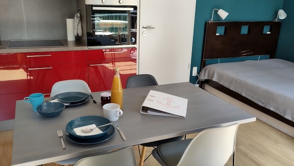 2 bedrooms, iron/ironing board, travel cot, free WiFi