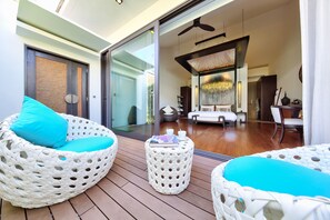 5 makuuhuonetta, tallelokero huoneessa, silitysrauta/-lauta