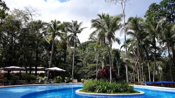 Piscina all'aperto, cabine incluse nel prezzo, ombrelloni da piscina