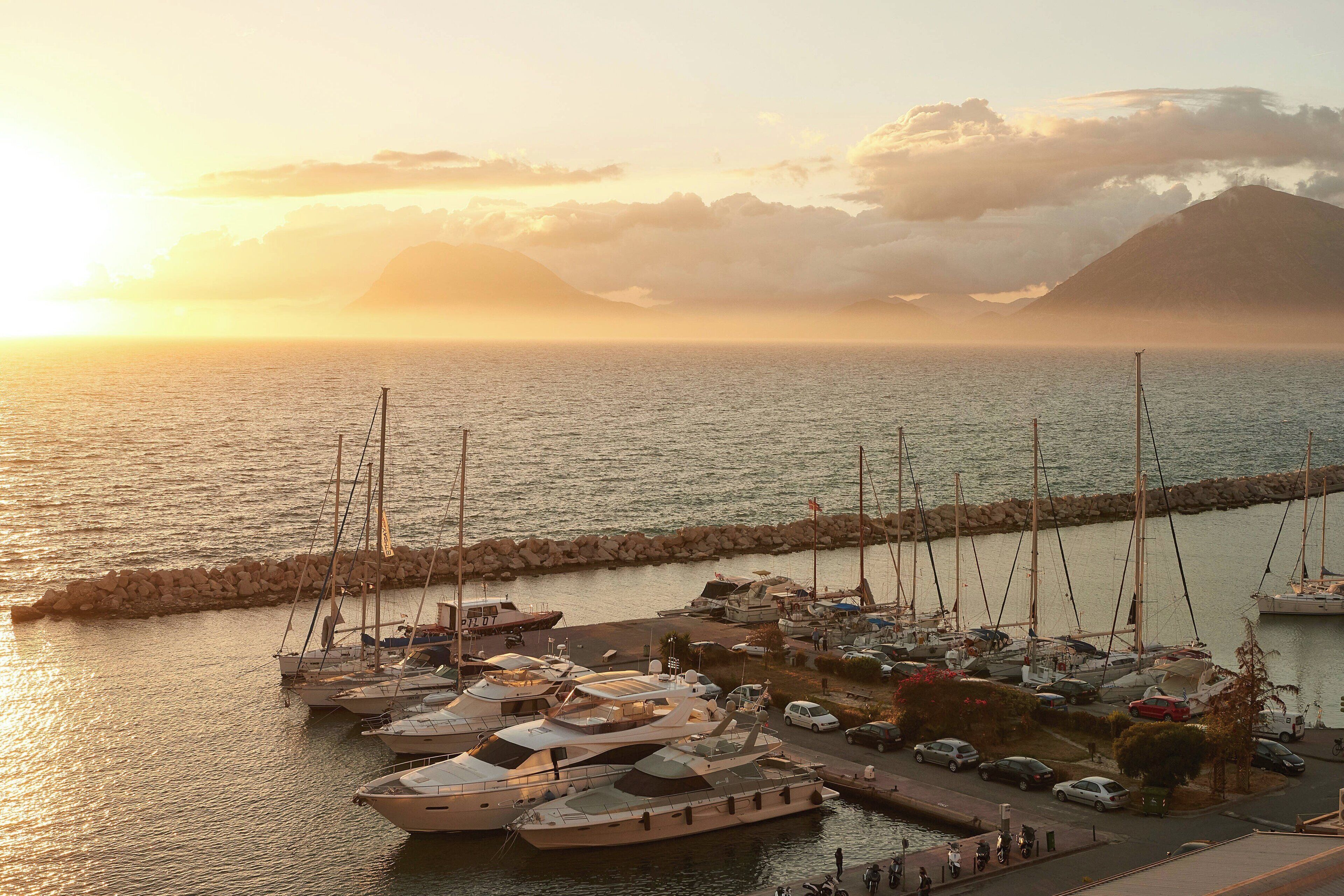 Värdeförvaringsskåp på rummet, skrivbord och mörkläggningsgardiner