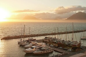 In-room safe, desk, blackout drapes, soundproofing - Moxy Patra Marina (Patras)