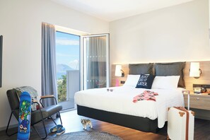 Safe på rommet, skrivebord, blendingsgardiner og lydisolert