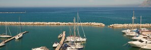 غرفة عائلية - سرير كبير مع أريكة سرير (Sea View) | خزنة داخل الغرفة ومكتب وستائر تعتيم وتجهيزات عازلة للصوت