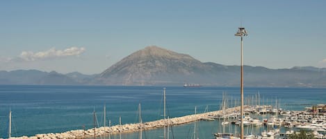 Una cassaforte in camera, una scrivania, tende oscuranti