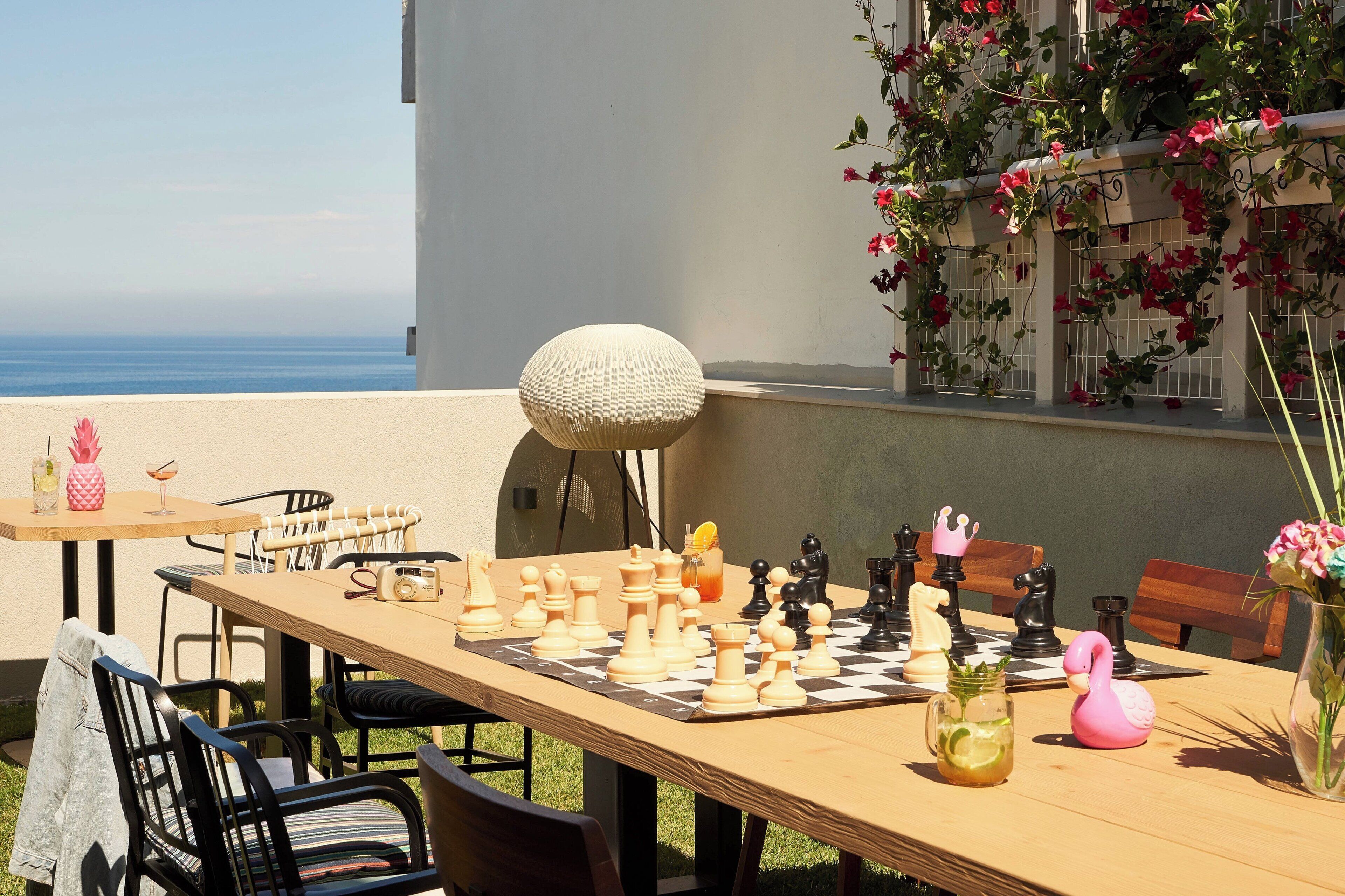 2 bars/lounges, lobby lounge