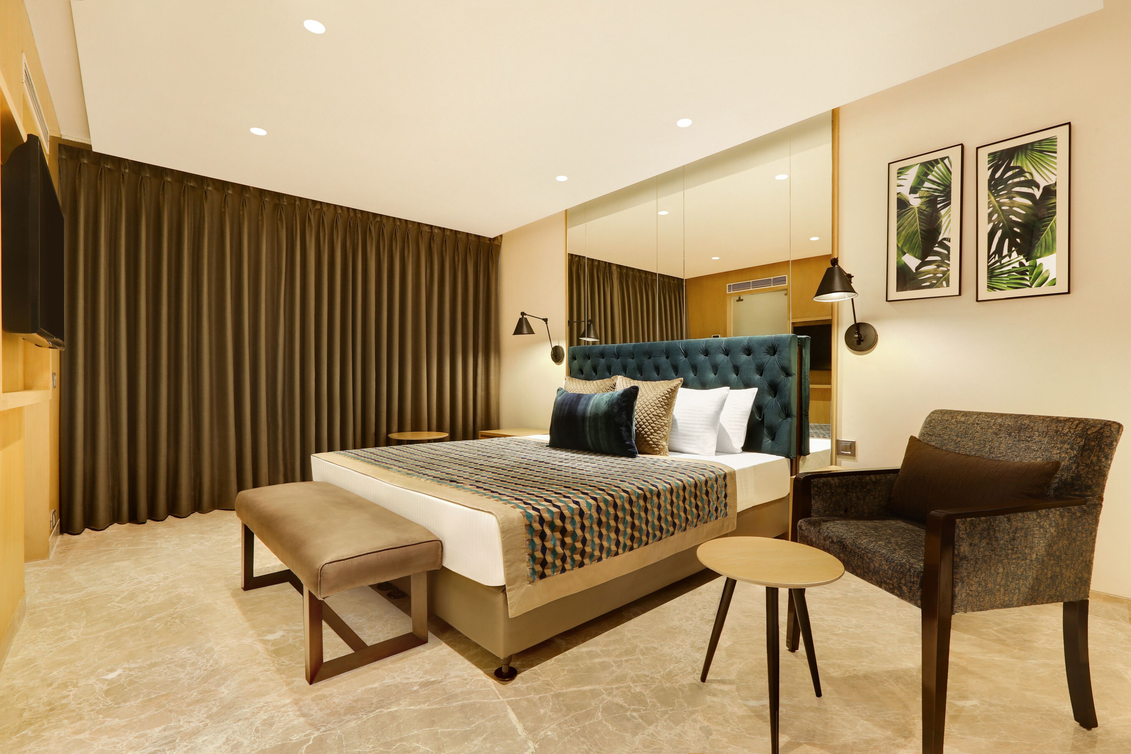 Executive Suite | Minibar, in-room safe, desk, blackout drapes