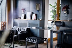 2 bars/lounges - ART HOUSE Basel - Member of Design Hotels (Basel)