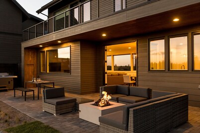 RELAX! Soaking tub ~ fire place ~ hot tub ~ resort pool + amenities ~ Bend ~ 🐶