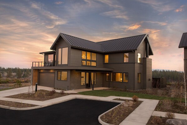 A modern two-story house with a large driveway and a landscaped front yard. - RELAX! Soaking tub ~ fire place ~ hot tub ~ resort pool + amenities ~ Bend ~ 🐶 (Bend)