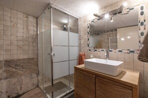 Douche, séchoir à cheveux, serviettes fournies, savon