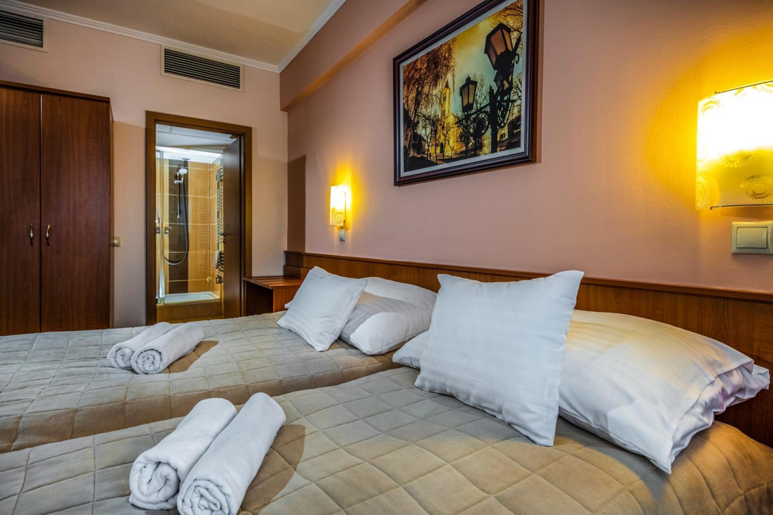 مكتب وواي فاي مجانًا وملاءات أسرّة