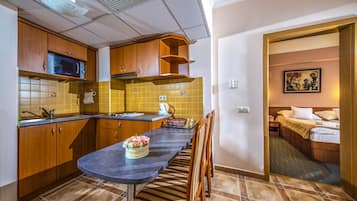Apartamento júnior, várias camas, vista para o parque | Cozinha privada | Geladeira