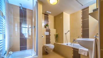 Junior-Apartment, Mehrere Betten, Parkblick | Badezimmer | Handtücher