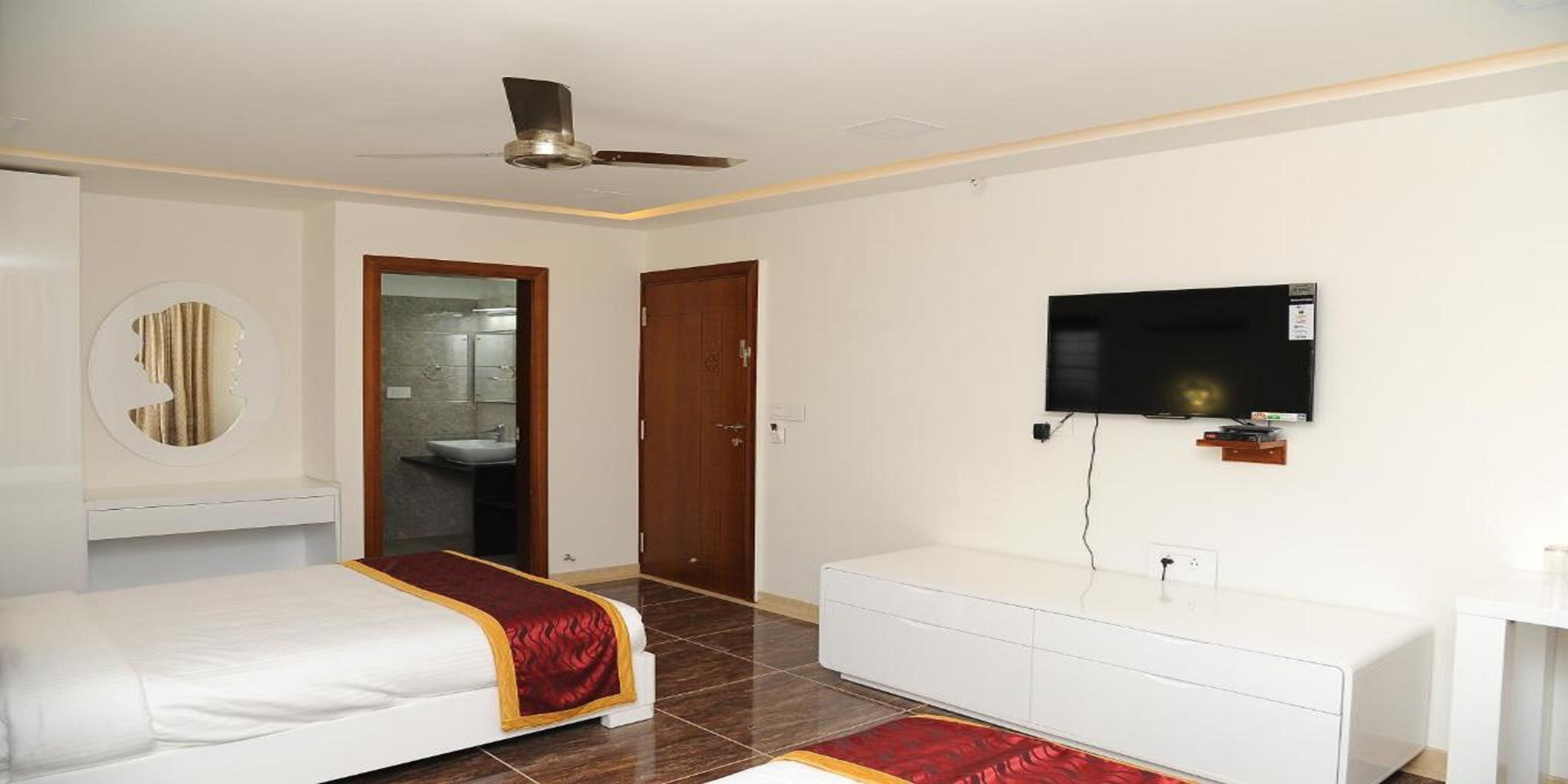 Betten mit Memory-Foam-Matratzen, Zimmersafe, Schreibtisch