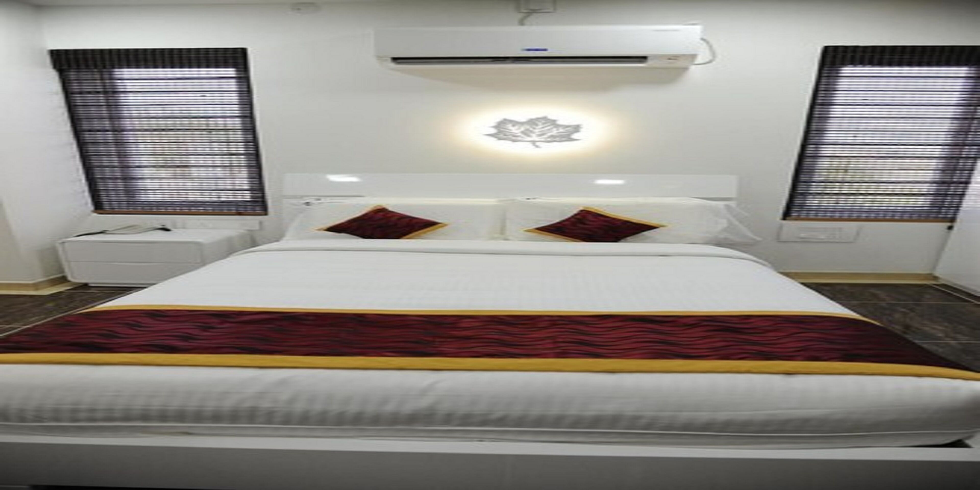 Betten mit Memory-Foam-Matratzen, Zimmersafe, Schreibtisch