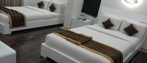 Nệm cao su hoạt tính (memory foam), két bảo mật tại phòng, bàn