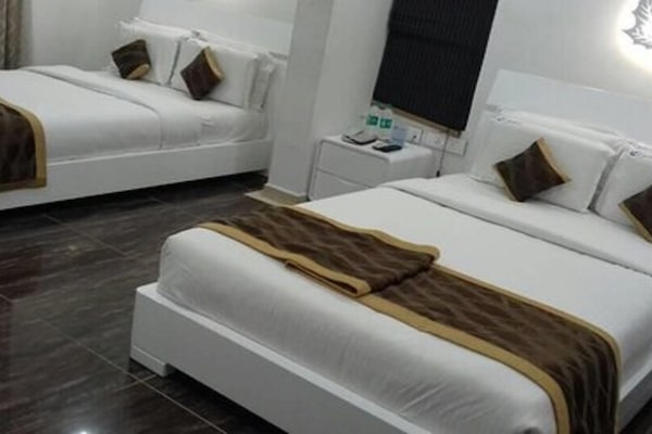 Matelas mémoire de forme, coffres-forts dans les chambres, bureau