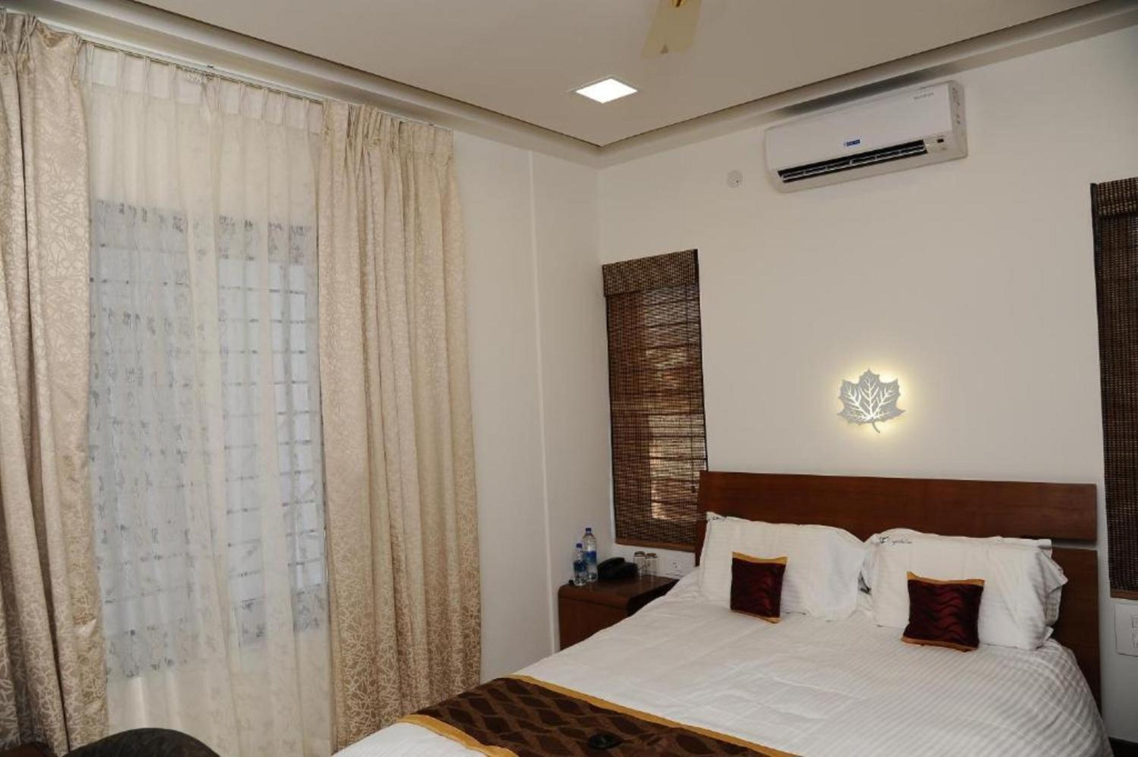 Memory-foam beds, in-room safe, desk, soundproofing
