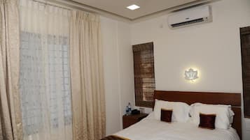 Memory-foam beds, in-room safe, desk, soundproofing
