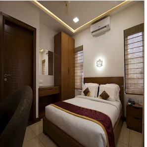 Memory-foam beds, in-room safe, desk, soundproofing