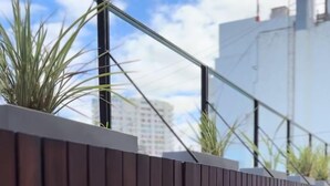 Een moderne buiten trap met houten leuning en metalen handrail, leidend naar een hoger niveau.