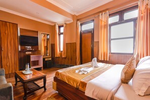 Deluxe Room With Balcony (Mountain View) | Blackout curtains, soundproofing, iron/ironing board, free WiFi - Hotel Varuni Mcleodganj  (Dharamshala)