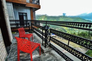 Deluxe Room With Balcony (Mountain View) | Blackout curtains, soundproofing, iron/ironing board, free WiFi - Hotel Varuni Mcleodganj  (Dharamshala)