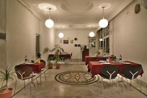 Dining - Hotel Varuni Mcleodganj  (Dharamshala)