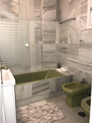 Sèche-cheveux, serviettes fournies, savon, shampoing