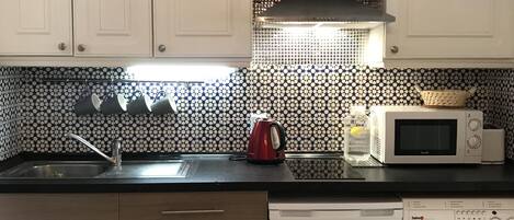 Réfrigérateur, micro-ondes, cafetière/bouilloire, bouilloire électrique